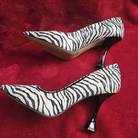 Vincent Camuto Kamerna3 Pumps, Size 9.5M. Black & White Tigre Lizard colors. - Picture 4 of 7
